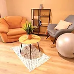 Orange Couch شقة