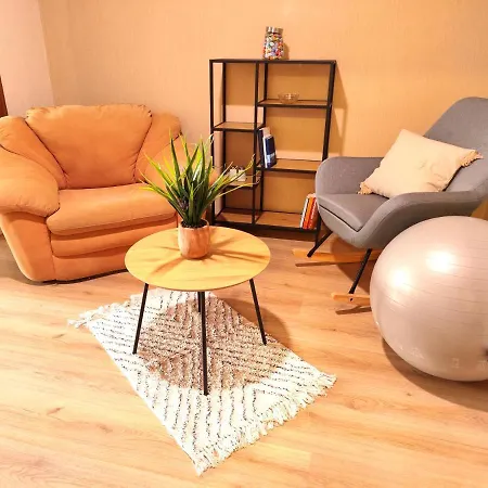 Orange Couch Lejlighed